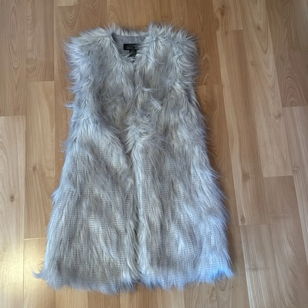 Brandon Thomas Silver Faux Fur Vest_4